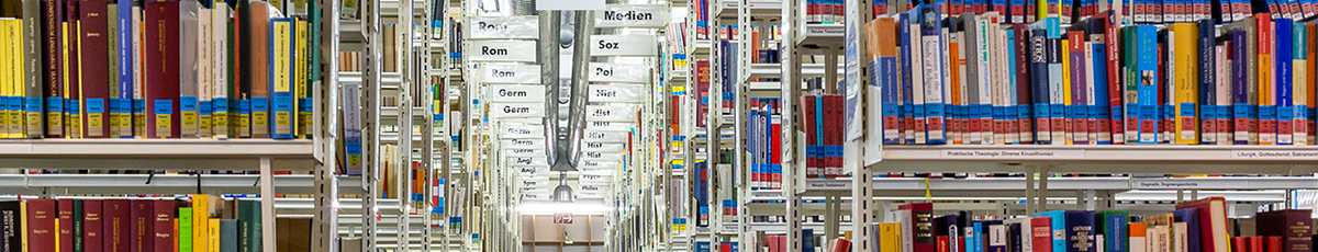 Bücher in Bücherregalen in einer Bibliothek