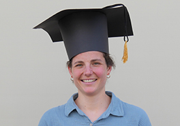 Pörträt von Sarah Piller mit Doktorenhut.