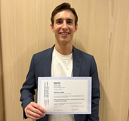 Raphael Stieger mit der Urkunde für den SGS-Young Investigators Award in der Hand.