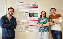 Božo Vukojević, Svitlana Pinchuk und Christian Vater posieren vor ihrem preisgekrönten Poster.