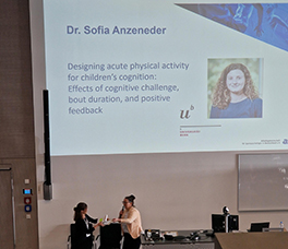 Sofia Anzeneder steht auf der Bühne und erhält den Karl-Feige-Preis 2025 überreicht.